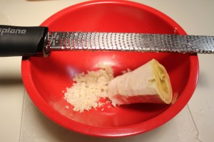 Grate fresh horseradis