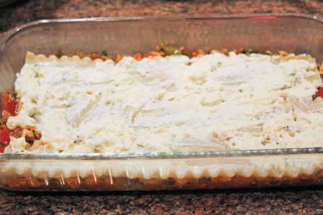 Spread ricotta cheese, etc. on noodles