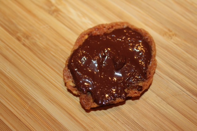 Spread cookie with chocolate