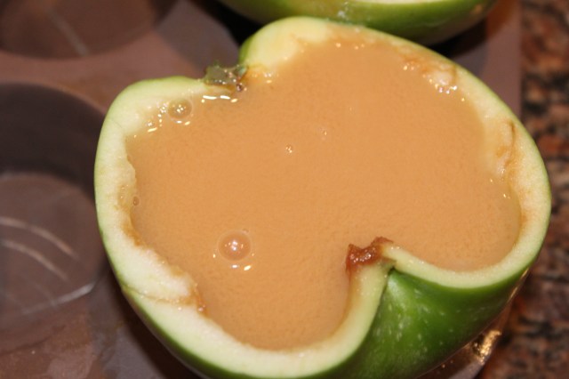 fill-apples-with-caramel-mixture