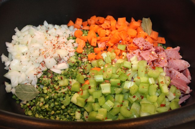 place-split-pea-soup-drey-ingredients-in-slow-cooker
