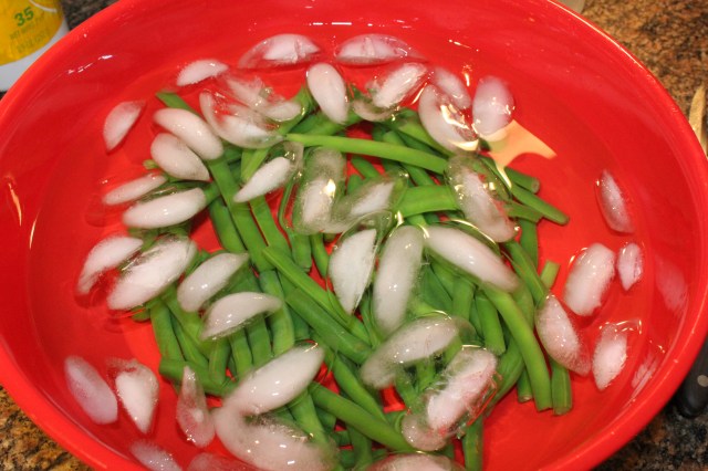 place-green-beans-in-ice-bath